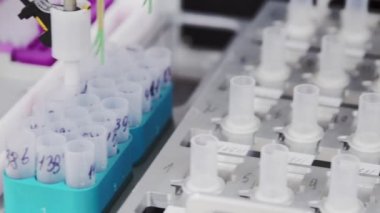 Laboratuvar Tıp Merkezi robot otomatik olarak algılama kanser hücrelerinin hasta numuneleri analiz eder. Önleme ve kadın kanser tanısı