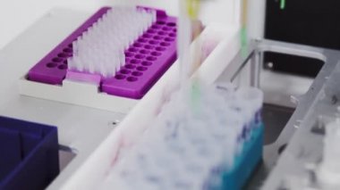 Laboratuarda Tıp Merkezi'nde robot otomatik olarak hasta numuneleri kanserli hücreleri belirlemek için çözümleme yapar
