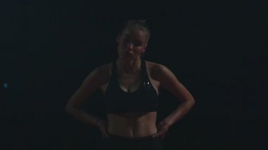 Koşu ayakkabıları sprint spor ayakkabı içinde stadyumun parça koyu arka plan üzerinde çalıştırmak için profesyonel kadın atlet koyu arka plan gotovtes üzerinde. Ortalama planı