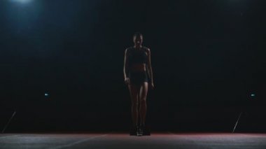 Koşu ayakkabıları sprint spor ayakkabı içinde stadyumun parça koyu arka plan üzerinde çalıştırmak için profesyonel kadın atlet koyu arka plan gotovtes üzerinde. Ortalama planı