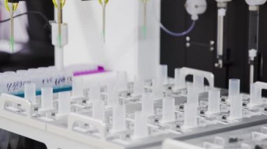 Yakın çekim Kadın, tıbbi ekipman için suni tohumlama malzeme hazırlanması