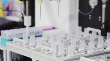 Yakın çekim Kadın, tıbbi ekipman için suni tohumlama malzeme hazırlanması