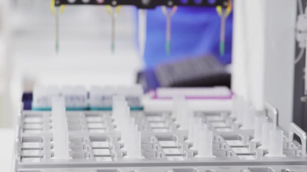 实验室中机器人的特写注射药物催化剂分析试管 — 图库视频影像