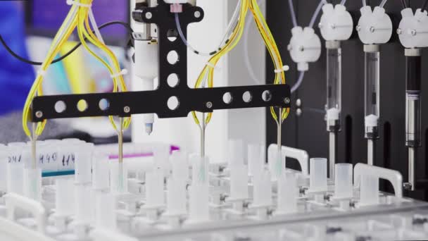 Крупный план покрасочных клеток медицинского оборудования для просмотра под микроскопом — стоковое видео