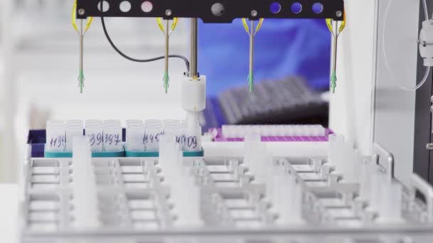 Медицинская лаборатория по производству вакцины против СПИДа — стоковое видео