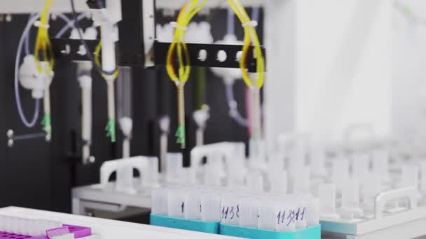 Automatiserat laboratorium i tekniskt avancerade kliniken genomför en studie som syftar till att bekämpa diabetes, en djupgående analys av blodet och cellerna i bukspottkörteln — Stockvideo