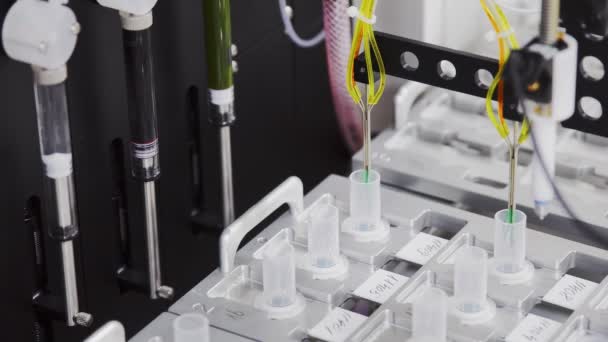 Laboratorio automatizado en técnicamente avanzada la clínica está llevando a cabo un estudio dirigido a combatir la diabetes, un análisis profundo de la sangre y las células del páncreas — Vídeo de stock