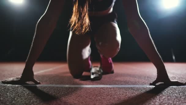 Close-up benen in sneakers atleten pads op het spoor van het sportcomplex en uitgevoerd in slow motion — Stockvideo