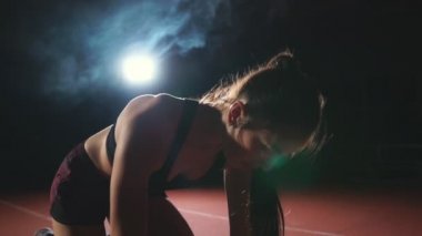 Yakın çekim bacaklar spor ayakkabı sporcularda yastıkları spor kompleksi yolda çalışan ve ağır çekimde çalıştırın