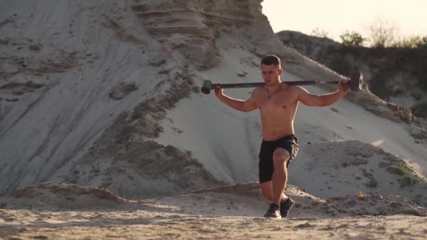 Sport Fitness mannen slå hjul däck med hammare Sledge Cross fit träning, — Stockvideo