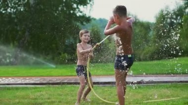 Bir hortum dökülen su ile yaz aylarında çocuk oyun