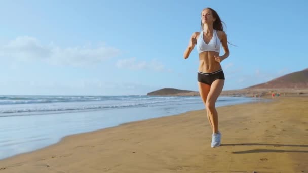 Vrouw atleet silhouet uitgevoerd op strand sprinten golven op zee ochtend achtergrond. Slow Motion Steadicam. — Stockvideo