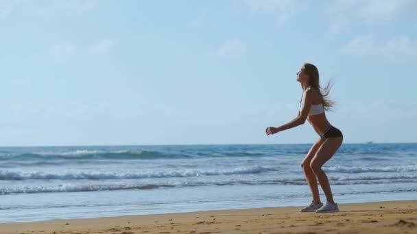 Fitness Mulher Jovem Trabalhando Para Fora Núcleo Glúteos Com Exercício — Vídeo de Stock