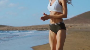 Rıhtımda plyometric egzersizleri yapıyor spor genç güçlü kadın. Ağız kavgası, fitness egzersiz açık havada atlama. Ağır çekim Steadicam