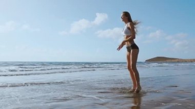 Rıhtımda plyometric egzersizleri yapıyor spor genç güçlü kadın. Ağız kavgası, fitness egzersiz açık havada atlama. Ağır çekim Steadicam