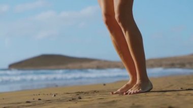 Rıhtımda plyometric egzersizleri yapıyor spor genç güçlü kadın. Ağız kavgası, fitness egzersiz açık havada atlama. Ağır çekim Steadicam