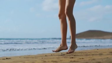 Siyah şort ve beyaz topaç güzel göğüslü Güzel kız atlet crouches ve bir sıçrama yapar. Kalp için dairesel eğitim. Ağır çekim Steadicam