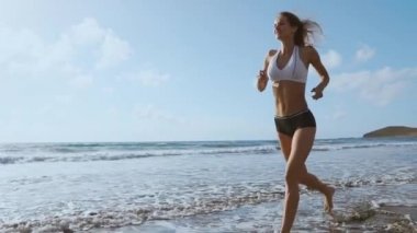 Çalışan kadın, kadın atlet açık egzersiz sırasında beach., fitness modeli açık havada koşu.