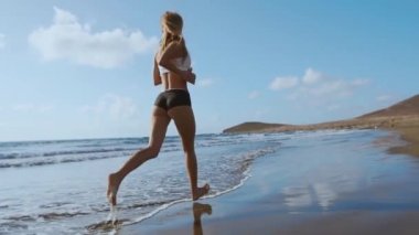 Çalışan kadın, kadın atlet açık egzersiz sırasında beach., fitness modeli açık havada koşu.