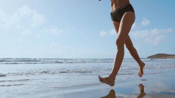 Υγιή γυναίκα που τρέχει στην παραλία, κορίτσι που ασχολείτε με τον αθλητισμό υπαίθρια, ευτυχισμένη γυναίκα άσκηση, ελευθερία, διακοπές, το γυμναστήριο και έννοια προσοχής ρεικιών με αντίγραφο χώρο πέρα από το φυσικό υπόβαθρο — Αρχείο Βίντεο