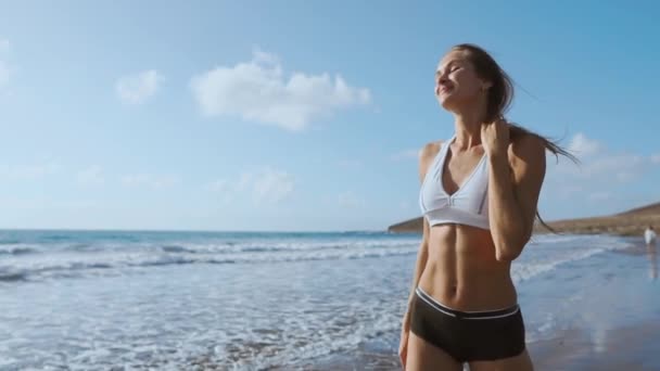 Chica camina por la playa y en el agua — Vídeos de Stock