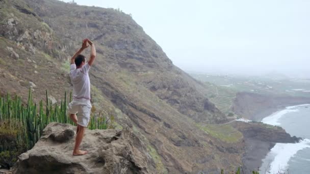 Fit Νεαρός Πρακτικές Sun Χαιρετισμός Γιόγκα Στο Βουνό Για Ωκεανό — Αρχείο Βίντεο