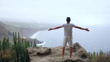 Uygun genç adam ocean için dağ Güneş selamlama yoga uygulamaları. Genç zevk meditasyon ve yoga adam. Fitness, spor, insanlar ve yaşam tarzı kavramı - yoga egzersizleri yapma genç adam.