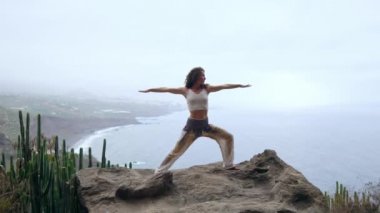 Huzur ve dağ, meditasyon pratiği yoga.