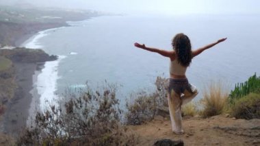 genç kadın meditasyon dağın