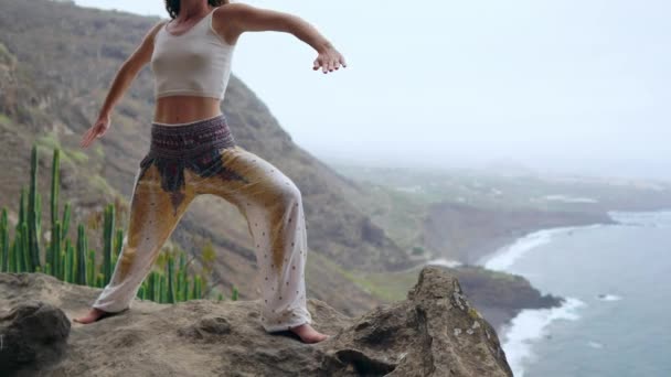 Sérénité et yoga pratiquant à la chaîne de montagnes, méditation . — Video