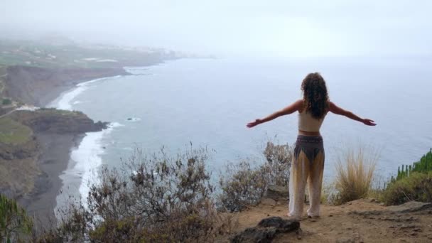 Fiatal nő meditálni hegy tetején — Stock videók