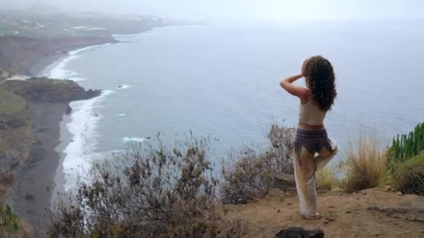 Mujer joven meditar en la cima de la montaña — Vídeo de stock