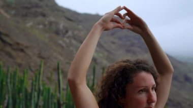 Dağlar, bir kaya üzerine güneş doğarken meditasyon kadın. Pratik yoga açık tarih.