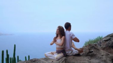 İki adam ve sağlıklı bir adada Atlantik Okyanusu ile dağlarda yaşayan bir kadın kavramı dostum