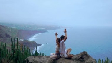 İki adam ve sağlıklı bir adada Atlantik Okyanusu ile dağlarda yaşayan bir kadın kavramı dostum