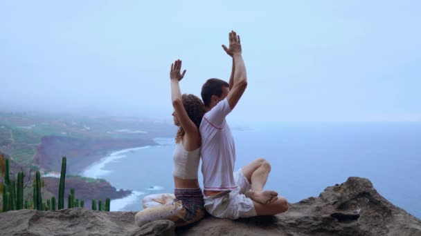 Dos hombres y una mujer concepto de vida saludable en las montañas en una isla con el océano Atlántico — Vídeo de stock