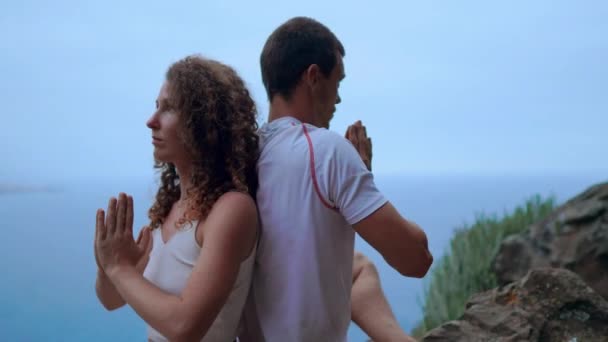Dva muže, muž a žena koncept zdravého života v horách na ostrově s Atlantský oceán — Stock video