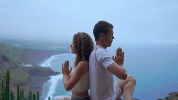 Zwei Männer und eine Frau Konzept für ein gesundes Leben in den Bergen auf einer Insel mit dem Atlantik — Stockvideo