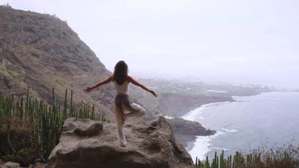 Frau Meditiert Yoga Krieger Pose Meer Strand Und Den Felsenbergen — Stockvideo