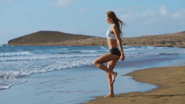 Fitness žena dělá výpady cvičení pro hýždě a nohy svalové cvičení trénink základní svaly, rovnováhu, kardio a stabilitu. Aktivní dívka dělá vpředu jednu nohu krok výpad cvičení — Stock video