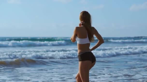 Mladá žena bude šnorchlovat v čisté moře — Stock video
