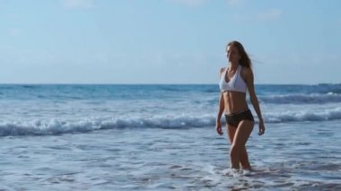 açık denizde şnorkel için genç bir kadın