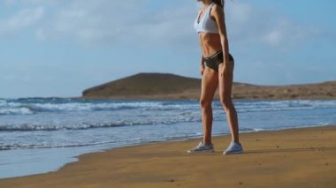 Genç güzel seksi kadın plaj, gündoğumu, sabah egzersizleri, sağlıklı yaşam, spor yaparken iş dışarı, mekik işi