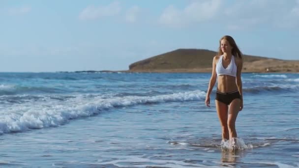 Mujer joven que va a bucear en mar despejado — Vídeos de Stock