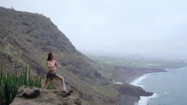 genç kadın dağ gölü yoga uygulamak