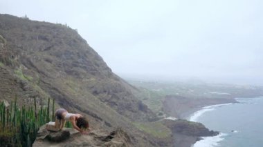 Genç kafkas kadın performans gösteren yukarı doğru bakan köpek poz açık havada
