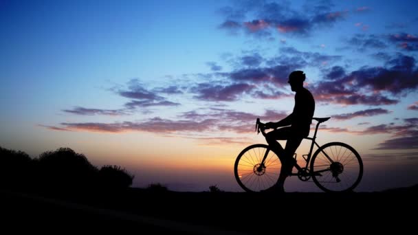 Montanha silhueta motociclista ao nascer do sol — Vídeo de Stock