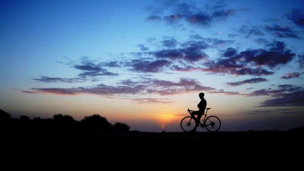 Akşam Işığı Şaşırtıcı Gökyüzüne Bisikletini Kaldırma Ile Kutlayan Ilk Mountainbiker — Stok video