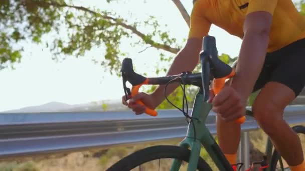 Man fietsen op de weg fiets buiten oefening op een lege weg in de ochtend. Extreme sport concept. Close - up, slow-motion — Stockvideo