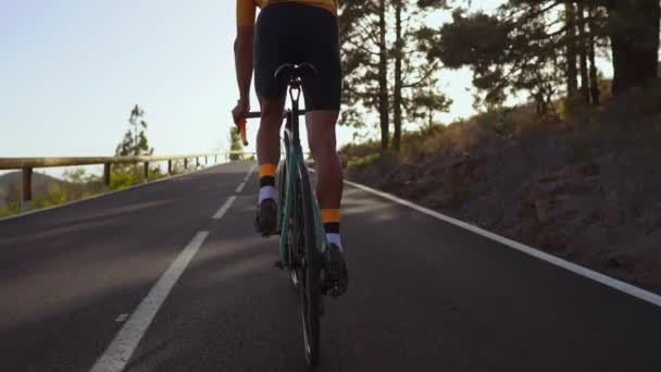 Homme vélo sur route exercice en plein air sur une route vide dans la matinée. Concept de sport extrême. Mouvement lent — Video